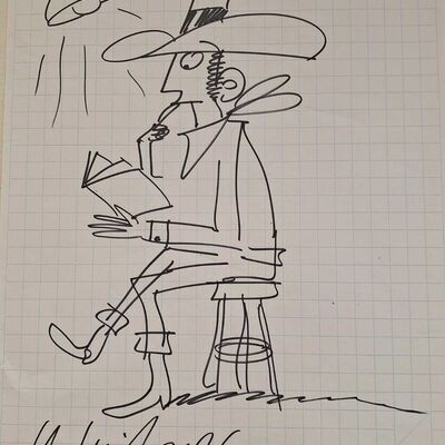 Bild vergr&ouml;&szlig;ern: Karsten Teich h&auml;lt sein gemaltes Bild f&uuml;r die Klasse 3a hoch
zu sehen ist Cowboy Klaus lesend auf einem Hocker