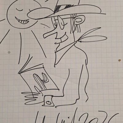 Bild vergr&ouml;&szlig;ern: Karsten Teich h&auml;lt sein gemaltes Bild f&uuml;r die Klasse 3b hoch
zu sehen ist Cowboy Klaus lesend und grinsend